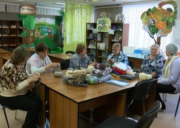 Мастерицы Трёхгорного отправляют бойцам связанные своими руками вещи