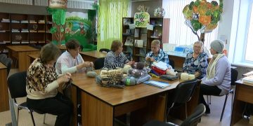 Мастерицы Трёхгорного отправляют бойцам связанные своими руками вещи