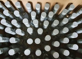 В одном из магазинов Трёхгорного полицейские обнаружили нелегальную алкогольную и табачную продукцию