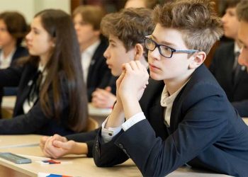 Из школьников в студенты: участники «Движения первых» проведут каникулы в вузах