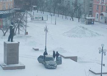 В Трёхгорном водитель заехал на пешеходную зону на городской площади