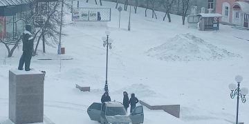 В Трёхгорном водитель заехал на пешеходную зону на городской площади