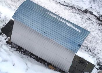 Жителей Трёхгорного напугал оторванный ветром лист кровли на остановочном комплексе