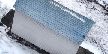 Жителей Трёхгорного напугал оторванный ветром лист кровли на остановочном комплексе