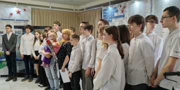 В Трёхгорном матери погибшего военнослужащего Андрея Францева вручили на хранение Орден Мужества