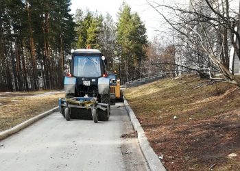 Весенняя уборка: в Трёхгорном дороги после зимы подметают с поливом
