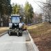 Весенняя уборка: в Трёхгорном дороги после зимы подметают с поливом