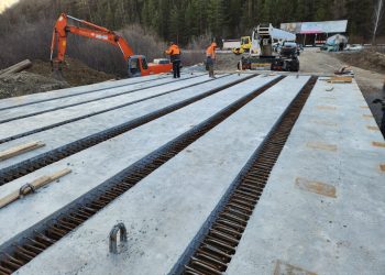 Строительство моста через ручей Смольный набирает темпы