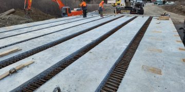 Строительство моста через ручей Смольный набирает темпы