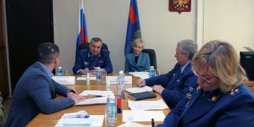 Карен Габриелян и Юлия Сударенко провели приём граждан в Трёхгорном