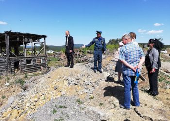 Руины построек в бывшем обществе животноводов разберут