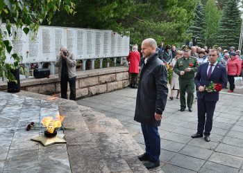 Трёхгорненцы возложили цветы к могилам ветеранов войны и к Огню Памяти