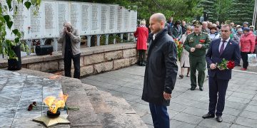 Трёхгорненцы возложили цветы к могилам ветеранов войны и к Огню Памяти