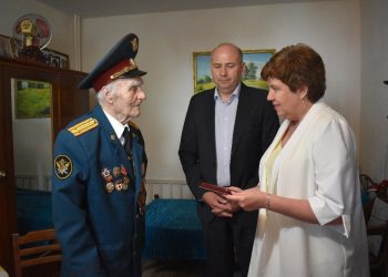 В День России южноуральцев-участников Курской битвы наградили памятными медалями