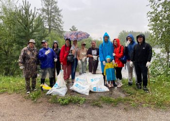 На берегу Аксарского пруда прошёл субботник