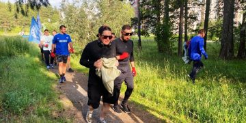 Бегом в перчатках и с мешками. В Трёхгорном прошла плоггинг-акция «Зеленая дистанция»