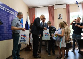«Единая Россия»: Школьные наборы в рамках акции «Собери ребёнка в школу» получили уже 55 тысяч детей по всей стране