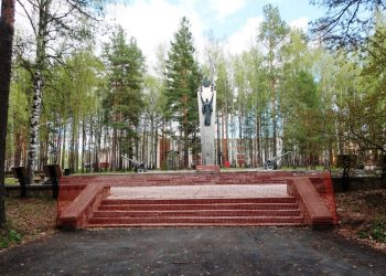 Четверо жителей Трехгорного похитили уличные фонари и урны в парке «Победа»