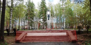 Четверо жителей Трехгорного похитили уличные фонари и урны в парке «Победа»