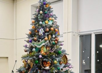 В Трехгорном установили елку, украшенную предметами народного промысла