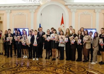 В День Конституции Алексей Текслер вручил первые паспорта школьникам, в том числе трехгорненцам