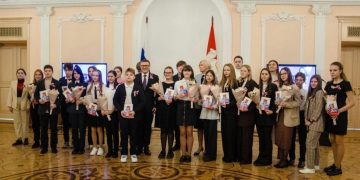 В День Конституции Алексей Текслер вручил первые паспорта школьникам, в том числе трехгорненцам