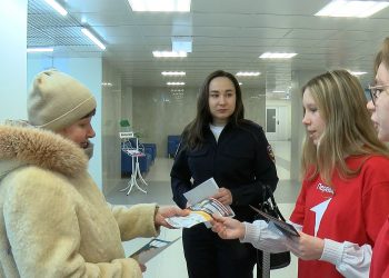 Полицейские и школьники проводят беседы с жителями города по профилактике мошенничества