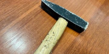 В Трехгорном на мужчину напали с молотком