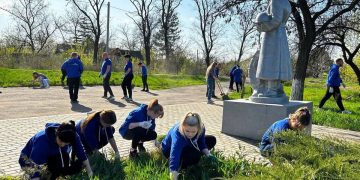 Более 3,5 тысяч активистов «Единой России», МГЕР и «Волонтеров Победы» провели субботники по благоустройству памятников Великой Отечественной войне