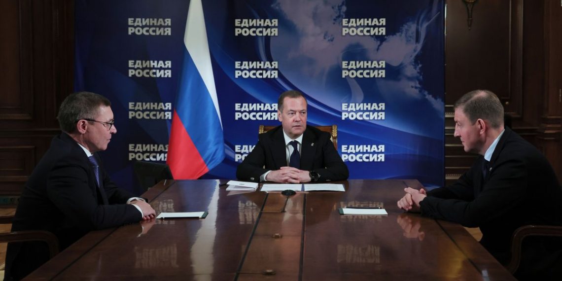 Председатель «Единой России» Дмитрий Медведев назначил полпреда Президента в Уральском федеральном округе Владимира Якушева врио секретаря Генсовета партии