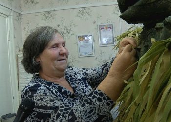 Волонтеры движения «Za наших! Кто, если не мы» сплели сотую маскировочную сеть для бойцов