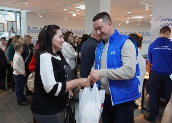 «Единая Россия» вручила подарочные наборы семьям участников СВО и многодетным