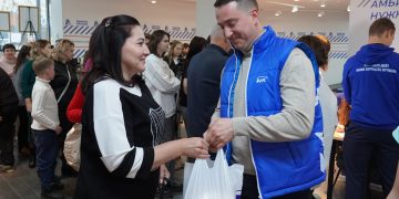 «Единая Россия» вручила подарочные наборы семьям участников СВО и многодетным