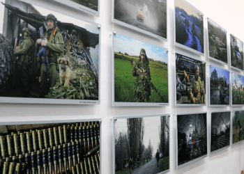 «Никто не забыт»: в Верхнеуральске открылась выставка в память о Героях СВО