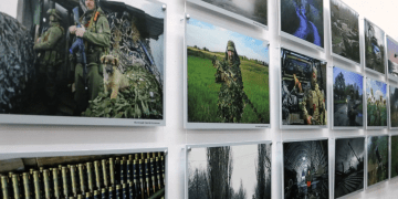 «Никто не забыт»: в Верхнеуральске открылась выставка в память о Героях СВО