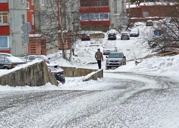 В Трехгорном устраняют последствия мокрого снегопада