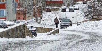 В Трехгорном устраняют последствия мокрого снегопада