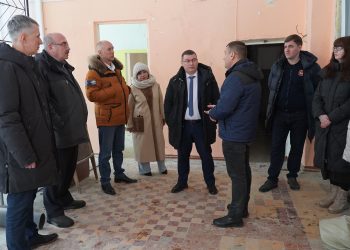 Партийный десант проверил ход капитального ремонта школы №3 в Миассе