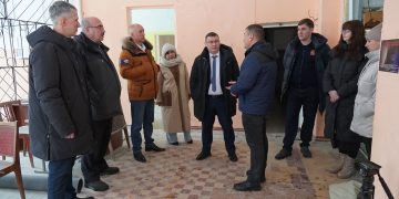 Партийный десант проверил ход капитального ремонта школы №3 в Миассе