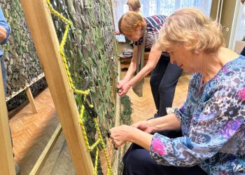 Волонтёры движения «За наших! Кто, если не мы» сплели 400-ую маскировочную сеть для бойцов