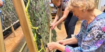 Волонтёры движения «За наших! Кто, если не мы» сплели 400-ую маскировочную сеть для бойцов