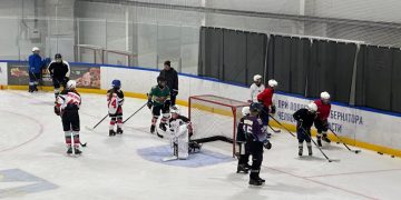 Юные хоккеисты Трёхгорного вышли на лёд до старта сезона