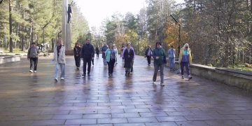 Педагоги стали участниками новой оздоровительной прогулки с врачами